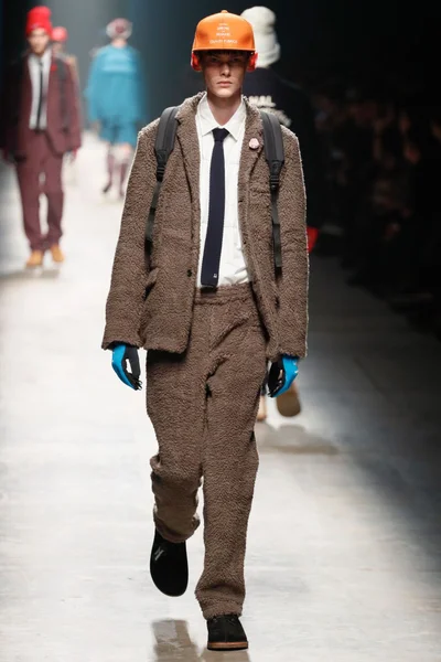 Look 11